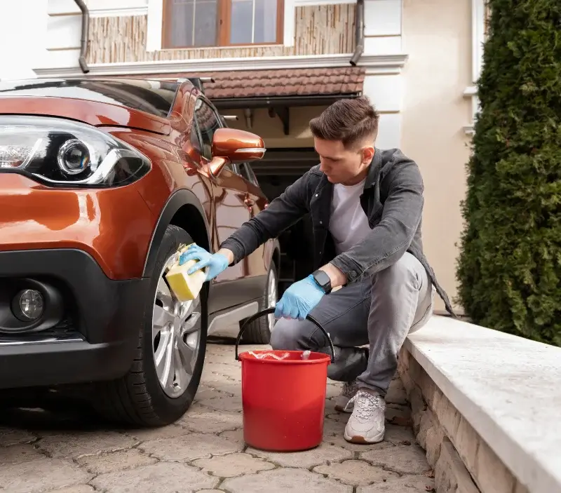 Lavage auto à domicile La Laupie : professionnel intervenant sur un véhicule
